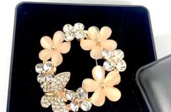 Vintage Crystal FLOWER  Rhinestone  brooch  Jewellery IN A GIFT BOX UK SELLER