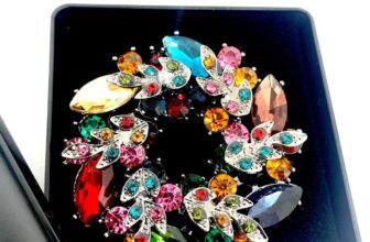 Vintage CRYSTAL FLOWER  Rhinestone brooch Jewellery IN A GIFT BOX UK DIAMANTÉ