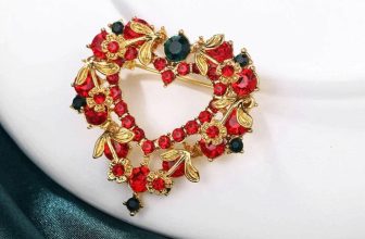 Heart brooch celebrity pin stunning vintage look gold plated queen broach i34