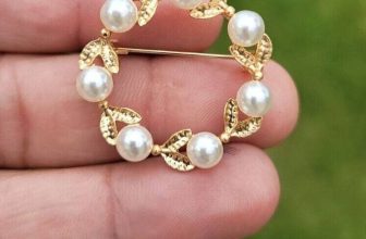 Faux pearls wreath brooch vintage look gold plated celebrity broach pin u20 new