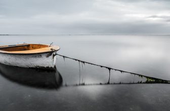 La barca solitaria.  The lonely boat.
