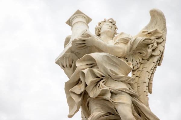 An angel embraces the column of Christ's scourging, illustrating Antonio Raggi's interpretation of "Tronus meus in columna" ("My throne is upon a column"). Credit: Daniel Ibáñez/CNA