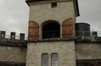 Schloss Lenzburg ( Baujahr um 1036 – Höhenburg Burg château castle castello ) auf einem Hügel ob der Altstadt – Stadt Lenzburg im Kanton Aargau der Schweiz