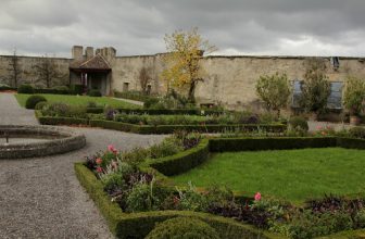 Schloss Lenzburg ( Baujahr um 1036 – Höhenburg Burg château castle castello ) auf einem Hügel ob der Altstadt – Stadt Lenzburg im Kanton Aargau der Schweiz