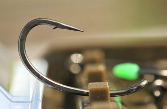 Korda Kurv Shank Carp Fishing Hooks – Barbed & Barbless Sizes 2 – 12 Available