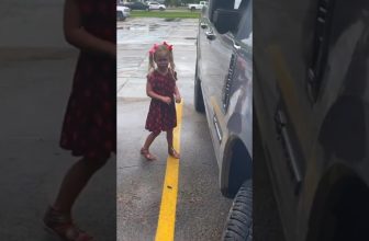 Her big brother is a true gentleman ❤️