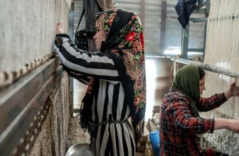 Afghanistans kvinnor fast vid vävstolen – får inte studera efter 12 års ålder