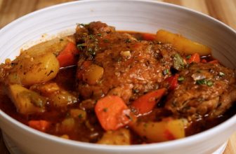 This Chicken Stew with Mediterranean Flavors is comforting and warms Your Tummy!! | Chicken Paprika