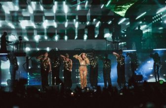 Jennifer Lopez dazzles in Jeddah with a Formula 1 performance