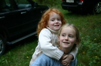 Hanna med Selma på ryggen