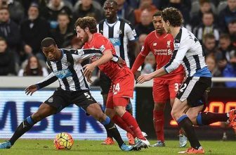 Wijnaldum shielding ball vs Liverpool