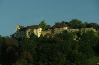 Schloss Lenzburg ( Baujahr um 1036 – Höhenburg Burg château castle castello ) auf einem Hügel ob der Altstadt – Stadt Lenzburg im Kanton Aargau der Schweiz