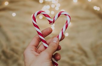 5 Feel-Good Christmas Rom-Coms on Netflix