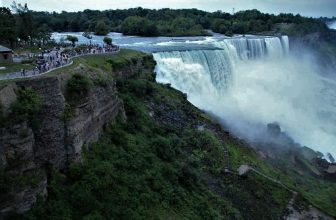 American Falls & Bridal Veil Falls, Niagara Falls, New York State, USA..