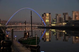 Gateshead Millennium Bridge, River Tyne, Tyne & Wear, England.