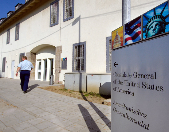 Blick auf das Gebaeude mit der Konsularabteilung am Freitag, 14. Oktober 2005, auf dem Gelaende des neuen U.S. Generalkonsulat in Frankfurt. Das neue US-Konsulat  befindet sich mit 13 miteinander verbunden Gebaeuden auf dem 9,3 Hektar grossen Gelaende des ehemaligen US Army Hospital an der Giessener Strasse. (AP Photo/Bernd Kammerer).....--View of the building with the Consular Section of the U.S. Consulate General Office in Frankfurt, Germany, Friday, Oct. 14, 2005. (AP Photo/Bernd Kammerer)