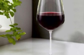 Durerile de cap dupa consumul de vin au legatura cu un antioxidant din struguri, quercetina, arata un studiu al cercetatorilor americani. Ce alte efecte negative produce alcoolul in corpul uman