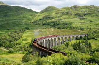 How to See the Jacobite Steam Train Cross the Glenfinnan Viaduct (See the Hogwarts Express!)
