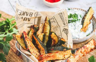 Air fryer zucchini fries with yogurt dip — Vegetarian recipe — Diet Doctor