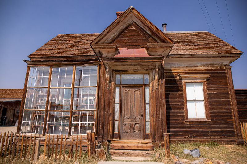 wooden bulding with glass windows