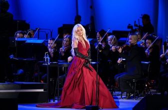 Christina Aguilera, intr-o rochie spectaculoasa Rhea Costa. Tinutele designerului roman au fost purtate in trecut de Catherine Zeta-Jones si Britney Spears.