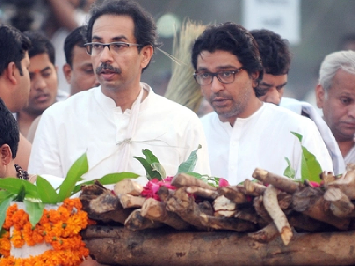 17 नवंबर 2012 को बालासाहेब के अंतिम संस्कार के दौरान राज ठाकरे और उद्धव ठाकरे।