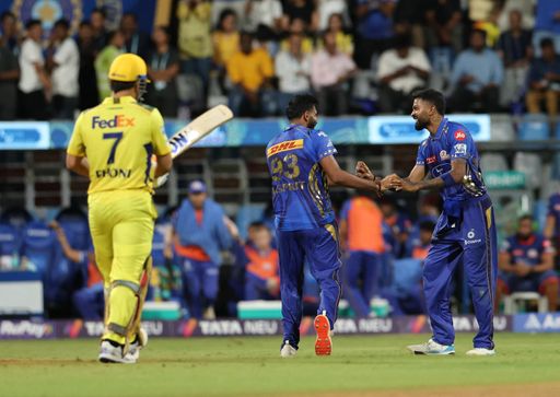 एमएस धोनी 4 रन बनाकर आउट हुए।