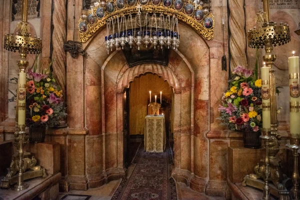 The entrance of the edicule that contains the venerated tomb in the Basilica of the Holy Sepulcher in Jerusalem. The first chamber is known as the Chapel of the Angel, as it is believed that the angel appeared to the women on Easter morning. Presumably, according to the custom of the time, in this room in front of the tomb, the body of Jesus was prepared with oils and perfumes for burial. Credit: Marinella Bandini