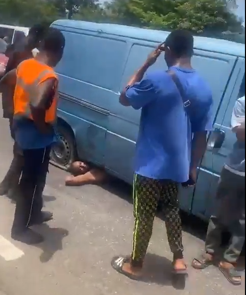 Motorist lies under car to resist arrest by VIO (video)