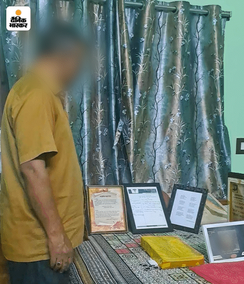 अपनी बेटी की डिग्री और अवॉर्ड दिखाते पिता।