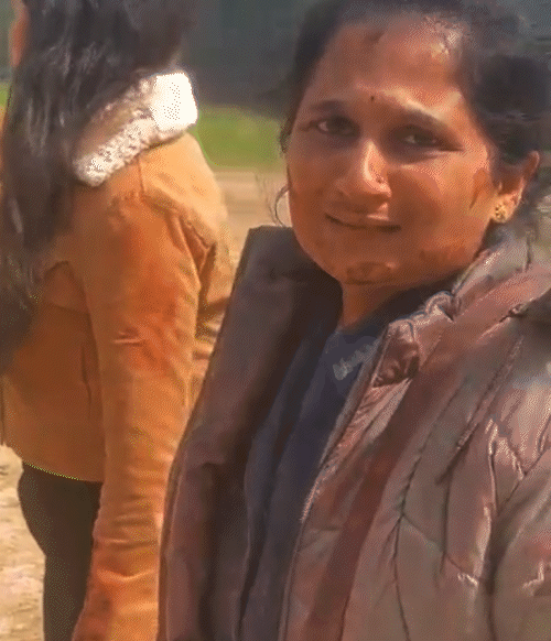 22 अप्रैल को पहलगाम में हुए आतंकी हमले के बाद आपबीती सुनाती पीड़िता।