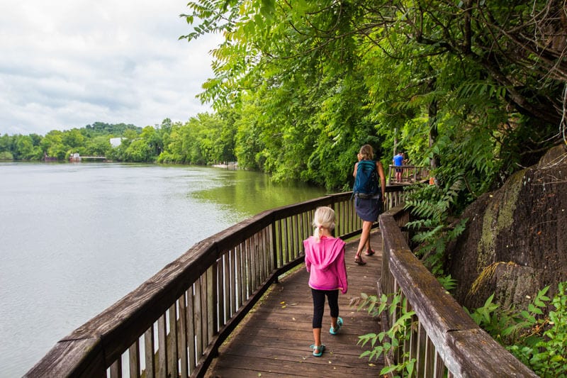 girls hiking at at the Ijams Nature Center -