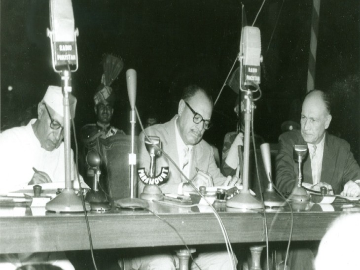 1960 में सिंधु जल समझौते पर दस्तखत करते हुए पंडित जवाहर लाल नेहरू और अयूब खान। सबसे दाएं वर्ल्ड बैंक के वाइस प्रेसिडेंट विलियम इलिफ बैठे हैं।