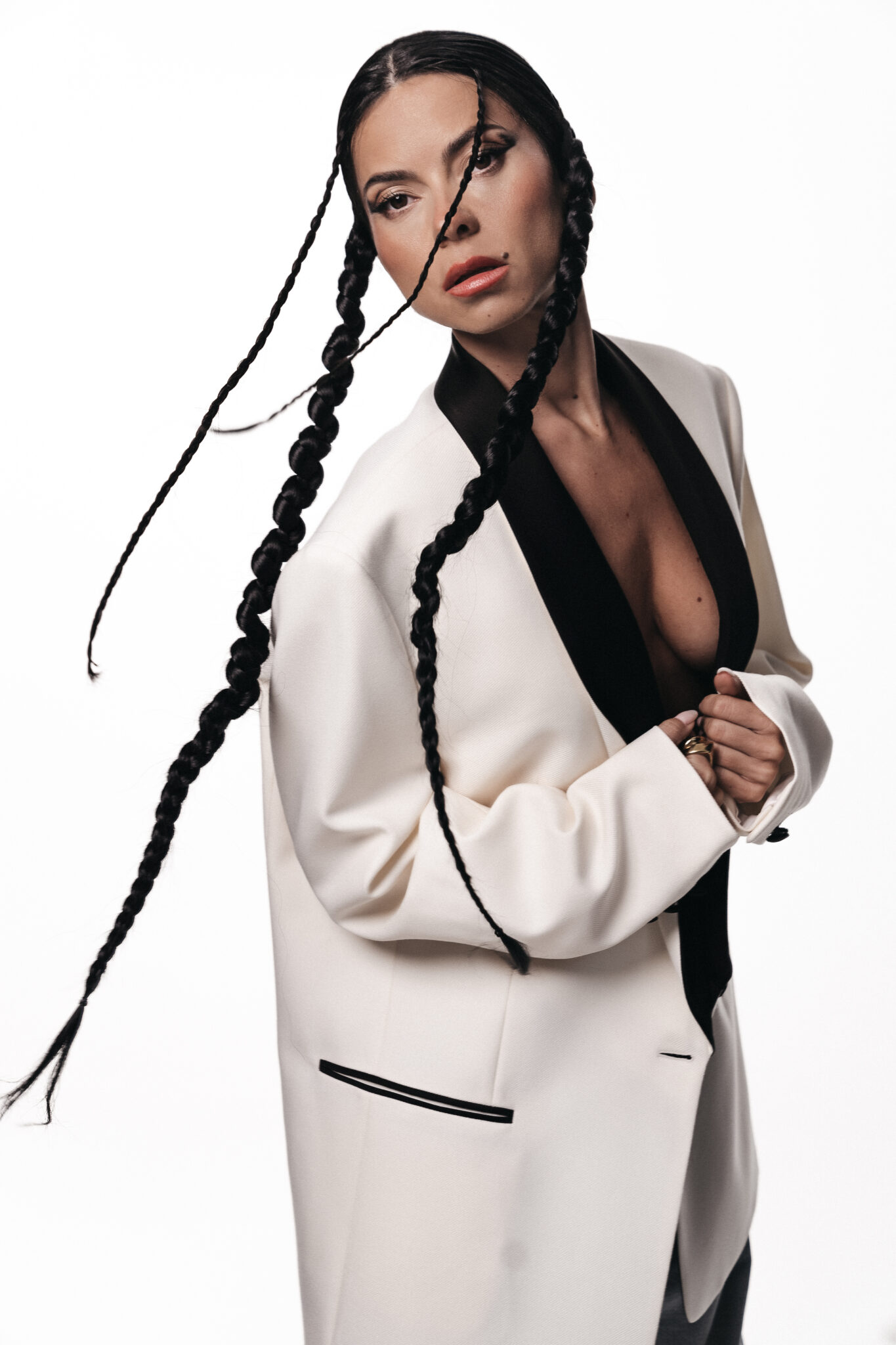 INNA dă startul turneului european Echoes cu un moment emoționant pe străzile Parisului