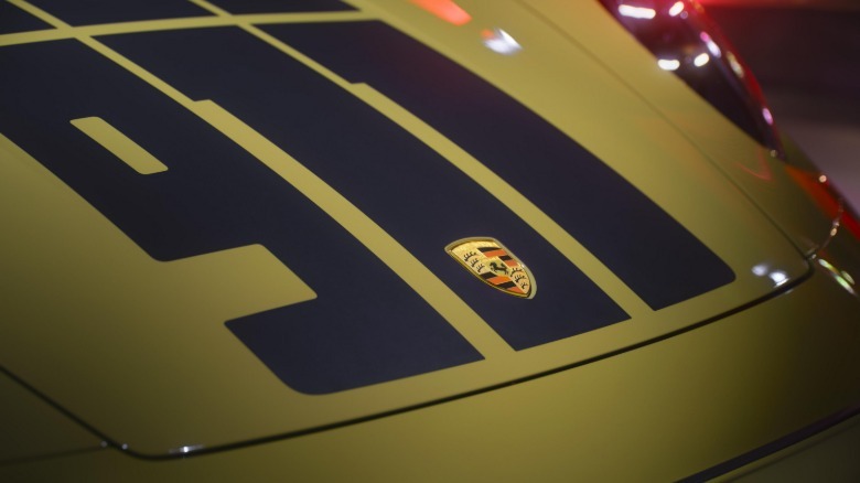 Hood stripe of the Porsche 911 Spirit 70