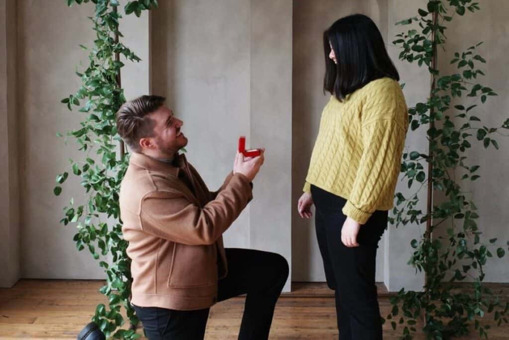 a man proposing to his girlfriend
