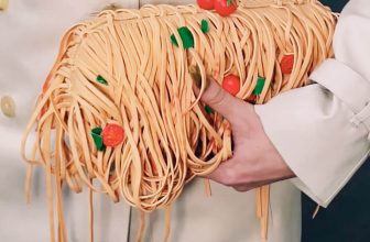 Galerie foto. Moschino lanseaza o geanta sub forma unei portii de spaghete pomodoro.