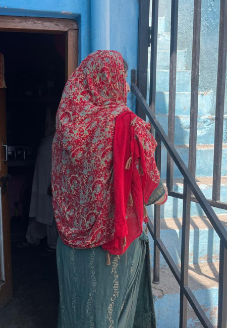 सिमरो देवी बड़ी मुश्किल से बातचीत के लिए तैयार होती हैं, लेकिन अपना चेहरा नहीं दिखातीं।