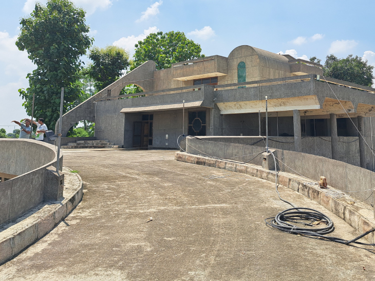 2 एकड़ जमीन पर बनी पूर्व विधायक रेलू राम पूनिया की कोठी। 23 अगस्त 2001 को इसी कोठी में 8 कत्ल हुए थे।