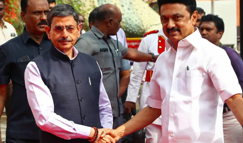 तमिलनाडु के राज्यपाल आरएन रवि (बाएं), सीएम स्टालिन (दाएं) के साथ।