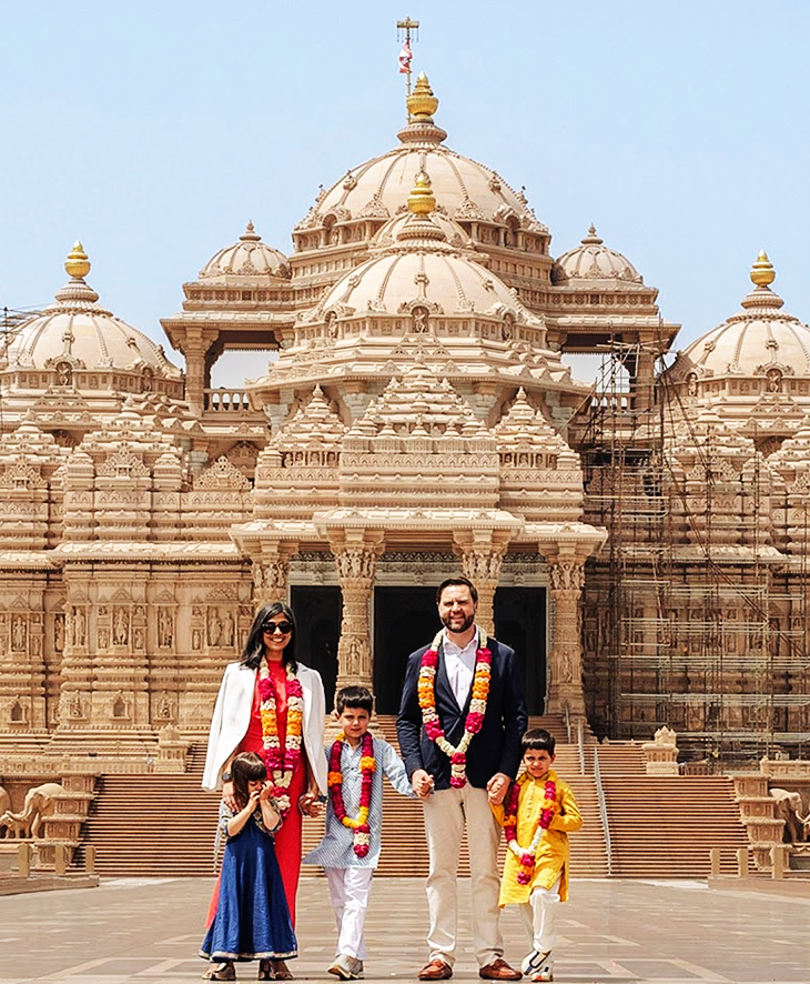 जेडी वेंस ने पत्नी उषा और बच्चों के साथ 21 अप्रैल को अक्षरधाम मंदिर में दर्शन किए।