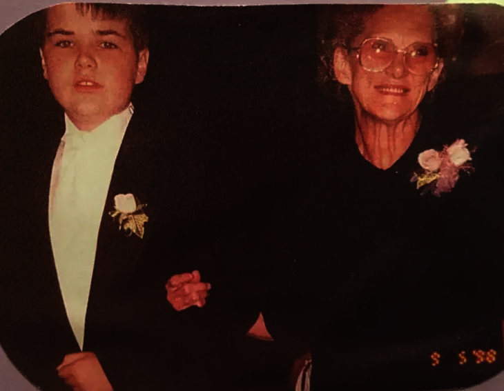 अपनी नानी बोनी वेंस के साथ जेडी वेंस।