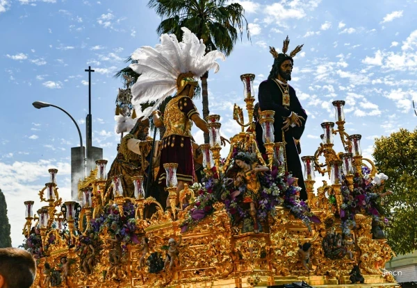 The wonder is shared by confraternity members and tourists. Credit: Photo courtesy of Joaquín Carmona