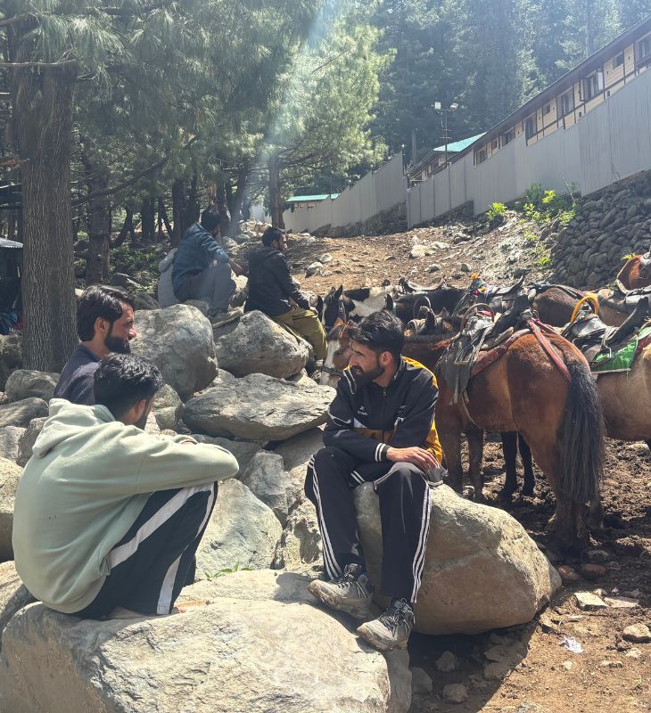 पहलगाम में हमले के बाद गाइड और घोड़ों वालों का काम बंद हो गया है। वे टूरिस्ट के इंतजार में आते हैं, लेकिन कुछ देर रुककर लौट जाते हैं।