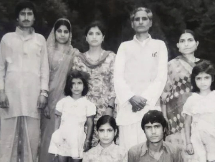 सर्वानंद कौल प्रेमी अपने परिवार के साथ।