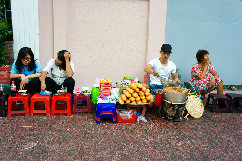 Vietnamese street food vendor pavement,