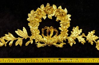 LARGE DECORATIVE RESIN PEDIMENT LOUIS XVI FLORAL APPLIQUE GILT WHITE DECORATION