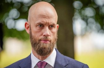 Expert: ”Gäller för M att hålla sig väl med SD:s väljare”