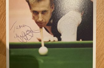 Terry Griffiths Snooker 7×5 hand photo signed bordered Photo Autograph