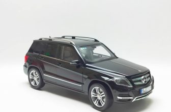 1/18 Mercedes-Benz GLK 300 SUV Diecast Car Model (With Paint Rash)